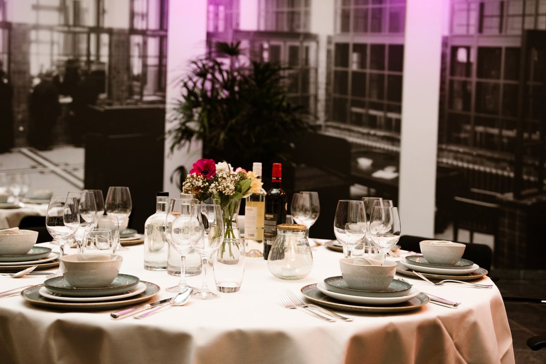 Dinertafel opgedekt in de Bankhal in Het Nutshuis voor een trouwerij / bruiloft