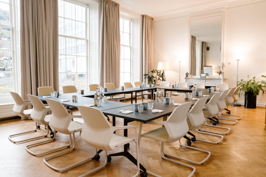 Directeurskamer: een vergaderruimte te huur in Het Nutshuis in Den Haag