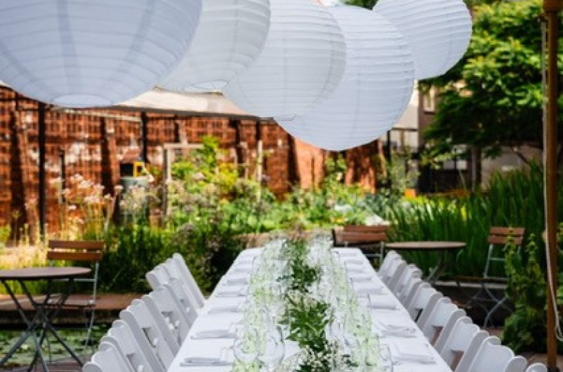 Dinertafel opgedekt in de Nutstuin voor een bruiloft