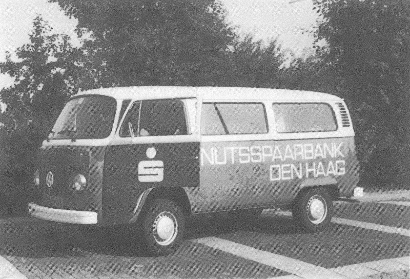 De Volkswagenbusjes van de Mobiele Service van de Nutsspaarbank Den Haag.