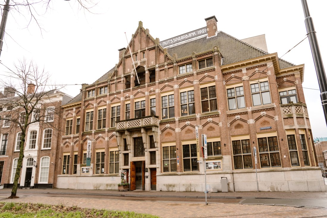 Voorkant van Het Nutshuis in Den Haag